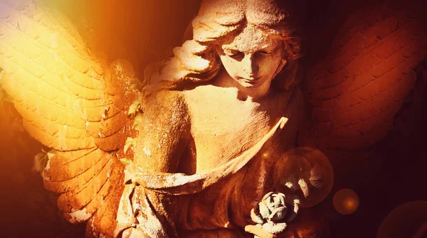 Ангел Охоронець Сонячному Світлі Антична Статуя Фрагмент Горизонтальне Зображення — стокове фото