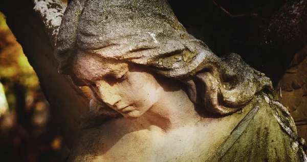 Antigua Estatua Hermoso Ángel Con Fondo Oscuro Fragmento Imagen Horizontal — Foto de Stock