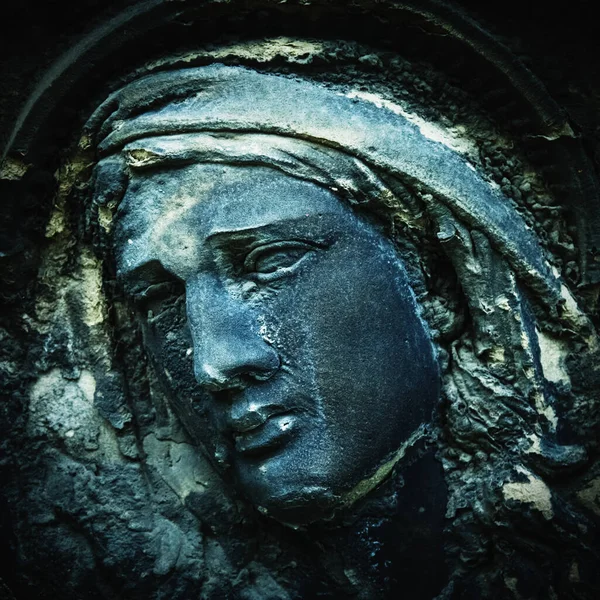 聖母マリア像 悲しみの悲しい女性のヴィンテージ彫刻の断片 宗教信仰苦しみ愛の概念 — ストック写真
