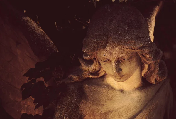 天使在阳光下古董雕像 碎片化 — 图库照片