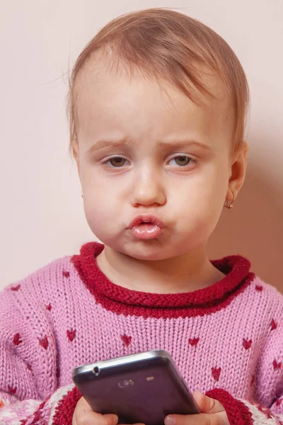 Expressão Facial Engraçada Menina Bonito Criança Com Telefone Móvel Geração — Fotografia de Stock