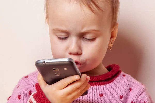 Pequeña Niña Linda Uso Aplicaciones Para Ayudar Los Niños Teléfono —  Fotos de Stock