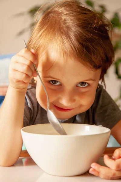 Concepto Comida Para Niños Bebés Funny Faciakl Expresión Hermosa Niña —  Fotos de Stock