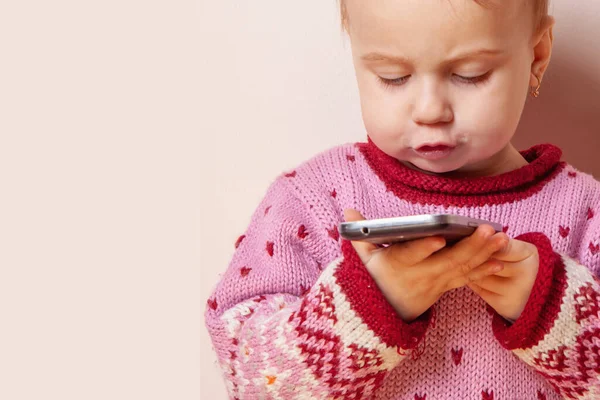 Pequeña Niña Linda Uso Aplicaciones Para Ayudar Los Niños Teléfono —  Fotos de Stock