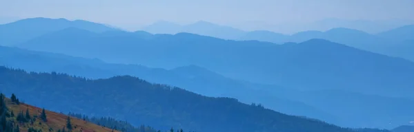 Puncak Tinggi Lanskap Pegunungan Biru Dengan Kabut Citra Horisontal — Stok Foto