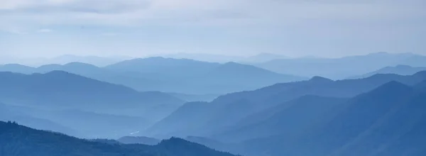 Indah Lanskap Gunung Biru Dengan Kabut Dan Hutan — Stok Foto