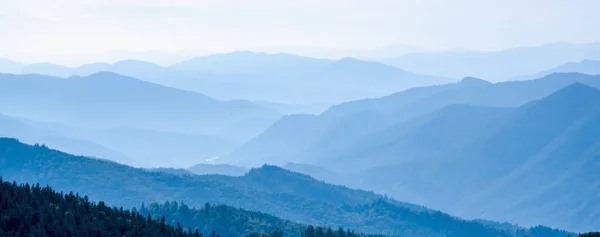 Puncak Tertinggi Dari Pemandangan Pegunungan Biru Tua Yang Indah Dengan — Stok Foto