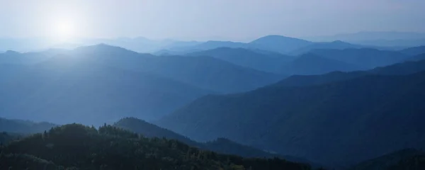 Panorama Pemandangan Pegunungan Biru Gelap Dalam Kabut Citra Horisontal — Stok Foto