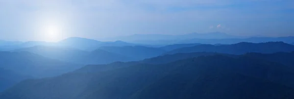 Panorama Pemandangan Pegunungan Biru Tua Yang Indah Dalam Kabut Citra — Stok Foto