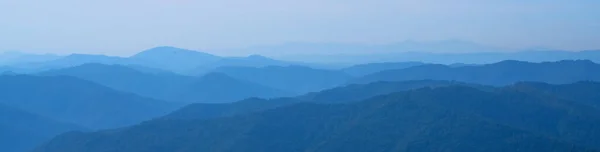 Bellissimo Paesaggio Montagna Blu Scuro Nella Nebbia — Foto Stock