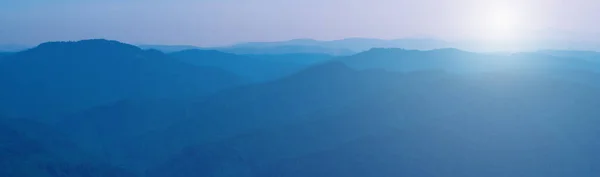 Pemandangan Gunung Biru Yang Indah Dengan Kabut Dan Hutan Matahari — Stok Foto