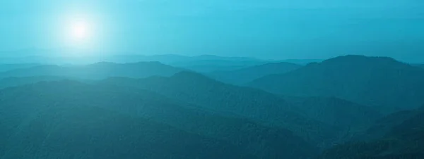 Indah Biru Gunung Gelap Lanskap Dengan Kabut Dan Hutan Matahari — Stok Foto