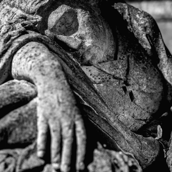 Statua Donna Triste Disperata Sulla Tomba Come Simbolo Della Morte — Foto Stock