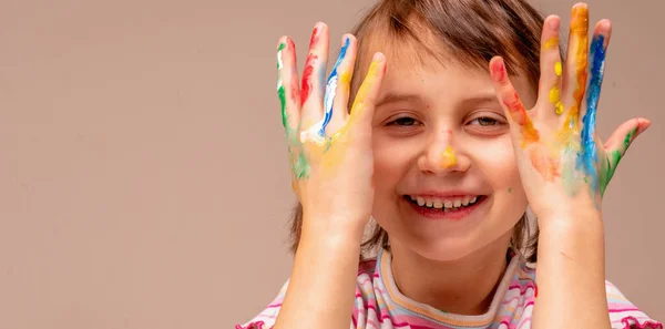 Барвисті Пофарбовані Руки Красиву Молоду Дівчину Копіювати Простір — стокове фото