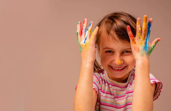 Educação Conceito Arte Mãos Pintadas Coloridas Uma Linda Menina Espaço — Fotografia de Stock