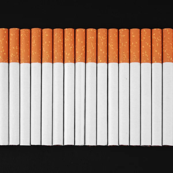Cigarrillo sobre un fondo negro — Foto de Stock