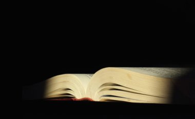 karanlık bir arka plan üzerinde kitap
