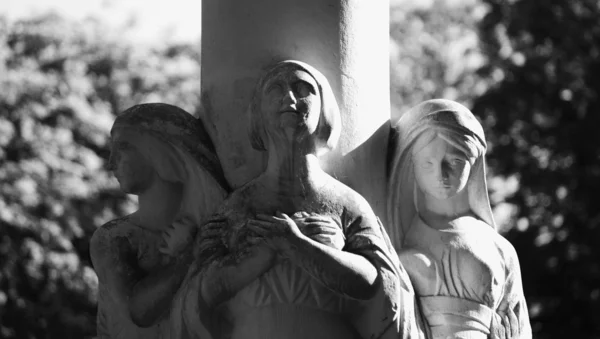 Figura de un ángel orante —  Fotos de Stock