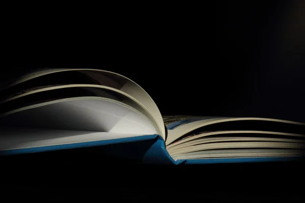 Livro sobre um fundo escuro — Fotografia de Stock