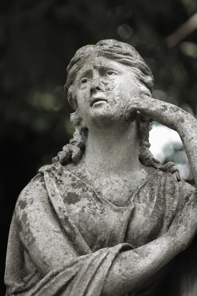 Фигура молящегося ангела — стоковое фото