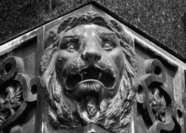 gücü ve büyüklüğü bir sembolü olarak bir aslan heykeli