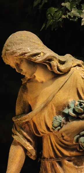 Estatua de las mujeres en la tumba — Foto de Stock