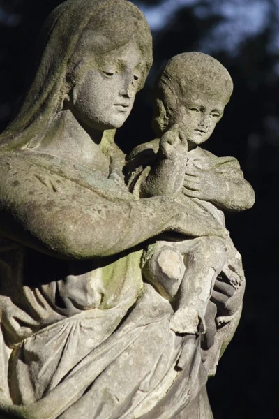 圣母玛利亚和基督耶稣的雕像 — 图库照片