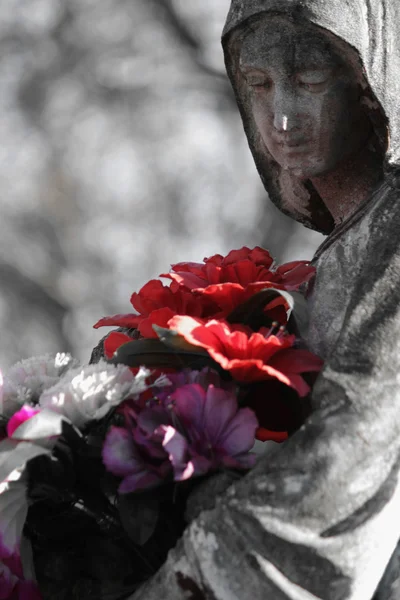 Estátua de Virgem Maria com flor — Fotografia de Stock