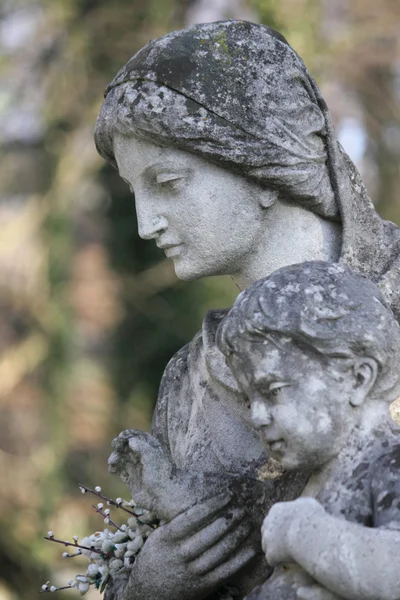 Staty av Jungfru Maria och jesus Kristus — Stockfoto