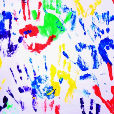 Beyaz arka plan üzerinde renkli el izleri