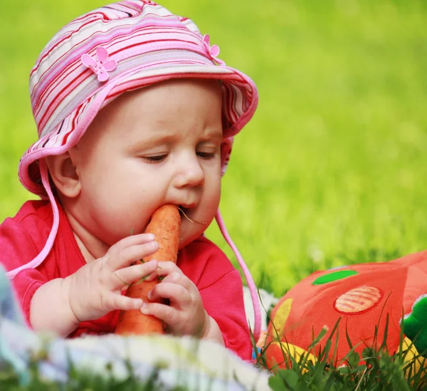 Bebek bir carrot elinde tutan — Stok fotoğraf