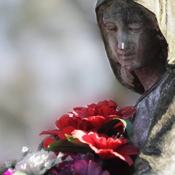 Estátua de Virgem Maria com flores — Fotografia de Stock