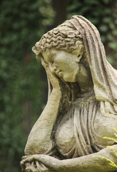 Statue des femmes sur la tombe — Photo