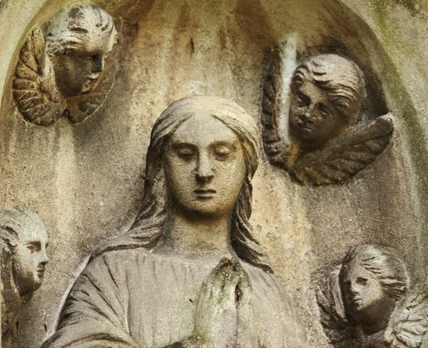 天使と聖母マリアの像 — ストック写真
