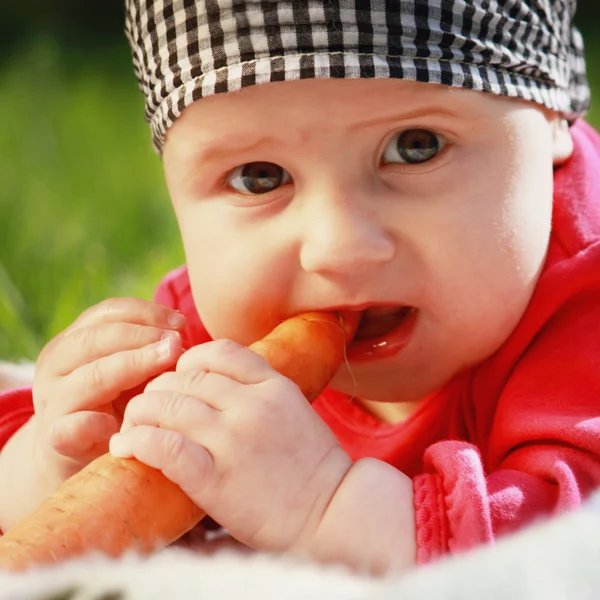 Bebek havuç yiyor — Stok fotoğraf
