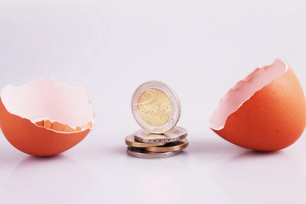 Яичная скорлупа и деньги — стоковое фото