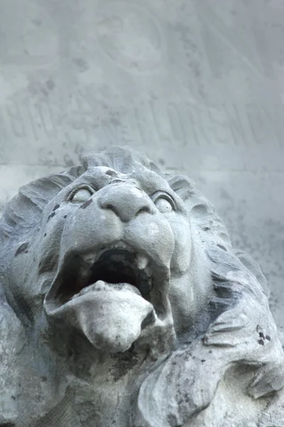 Escultura de un león como símbolo de fuerza y grandeza —  Fotos de Stock