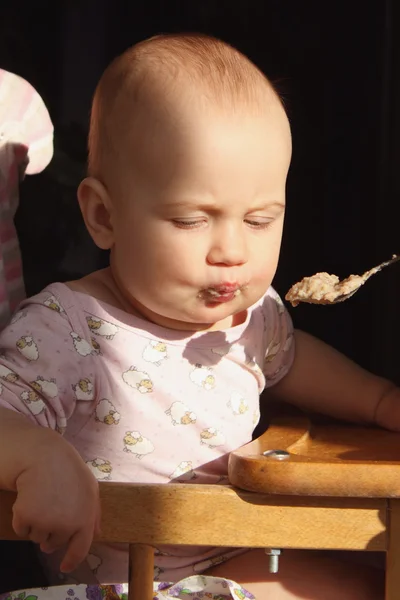 Krmení. dítě jíst večeři — Stock fotografie