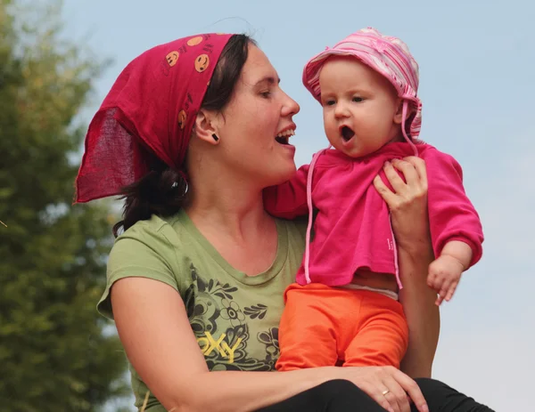 Çocuk annesiyle şarkı