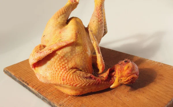 Pollo muerto en una tabla — Foto de Stock