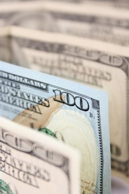 Yeni bir yüz dolarlık banknot eskileri arasında yazın