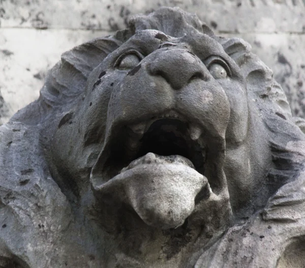 Sculpture of a lion as a symbol of strength — Stock Photo, Image