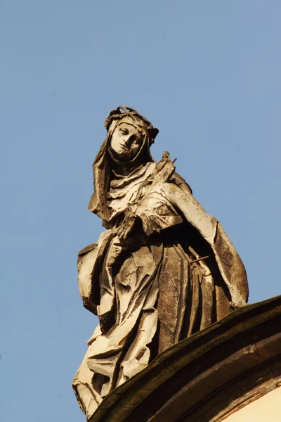 Standbeeld van vrouwen op graf — Stockfoto