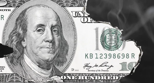 燃烧美元的钞票 — 图库照片