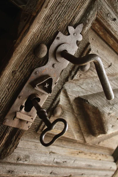 Portes anciennes en bois de l'ancienne serrure de porte (fragment ) — Photo