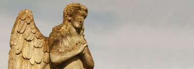 mavi bir gökyüzü üzerinde dua eden bir melek figürü