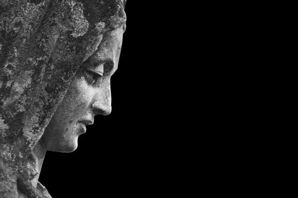 Siyah arka plan üzerinde Meryem Ana heykeli