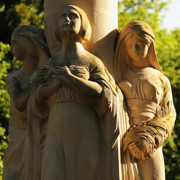 Estátua de três mulheres como símbolo do passado, presente e futuro — Fotografia de Stock
