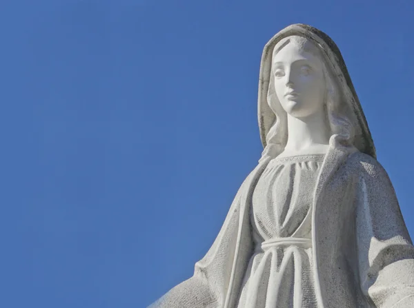 Virgem Maria no fundo azul do céu — Fotografia de Stock