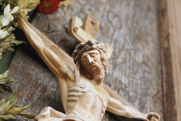 Santa Cruz com Jesus Cristo crucificado — Fotografia de Stock